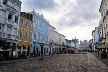 Salvador, Bahia, Brezilya - Haziran 2019: Salvador, Bahia 'nın tarihi merkezindeki Pelourinho ticari mağazalarının görüntüsü.