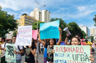 Salvador, Bahia, Brezilya - 13 Ağustos 2019: Öğrenciler, Bahia 'nın Salvador kentinde Başkan Jair Bolsonaro' nun eğitim kesintilerine karşı ulusal bir gösteriye katıldıkları görüldü..