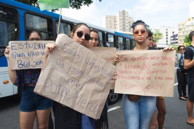 Salvador, Bahia, Brezilya - 13 Ağustos 2019: Öğrenciler, Bahia 'nın Salvador kentindeki eğitim lehine düzenlenen bir gösteri sırasında posterlerle görüldüler.