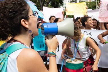 Salvador, Bahia, Brezilya - 13 Ağustos 2019: Öğrenciler, Bahia 'nın Salvador kentinde Başkan Jair Bolsonaro' nun eğitim kesintilerine karşı ulusal bir gösteriye katıldıkları görüldü..