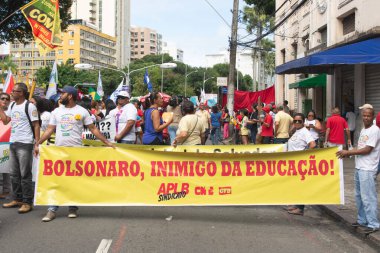 Salvador, Bahia, Brezilya - 13 Ağustos 2019: Öğrenciler, Bahia 'nın Salvador kentinde Cumhurbaşkanı Jair Bolsonaro' nun eğitim kesintilerine karşı düzenlenen bir protesto sırasında bayraklarla görülüyor.