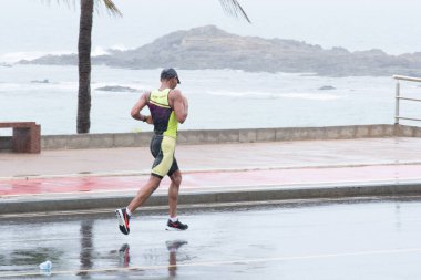Salvador, Bahia, Brezilya - 15 Eylül 2019: Koşucular Bahia 'nın Salvador kentindeki bir maraton sırasında koşarken görüldü.