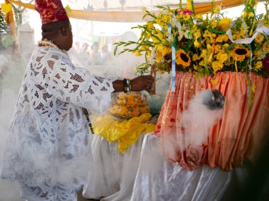 Santo Amaro, Bahia, Brezilya - 19 Mayıs 2019: Candomble halkı Bahia 'nın Santo Amaro kentindeki Bembe do Mercado festivalinde ayinler düzenlerken görülüyor.