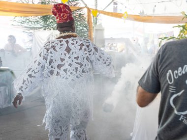 Santo Amaro, Bahia, Brezilya - 19 Mayıs 2019: Candomble taraftarları, Bahia 'nın Santo Amaro kentindeki Bembe do Mercado festivalinde ayinlerde görülüyor..