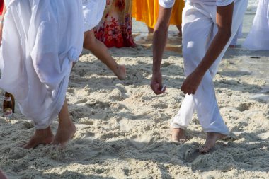 Santo Amaro, Bahia, Brezilya - 19 Mayıs 2019: Umbanda üyeleri Bahia 'nın Santo Amaro kentindeki Itapema plajında iemanja törenine katıldıkları görüldü..