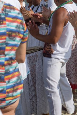 Santo Amaro, Bahia, Brezilya - 19 Mayıs 2019: Umbanda üyeleri Bahia 'nın Santo Amaro kentindeki Itapema plajında iemanja törenine katıldıkları görüldü..
