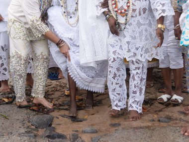 Santo Amaro, Bahia, Brezilya - 19 Mayıs 2019: Candomble üyeleri Bahia 'nın Santo Amaro kentindeki Itapema plajında iemanja anısına düzenlenen törene katıldı..