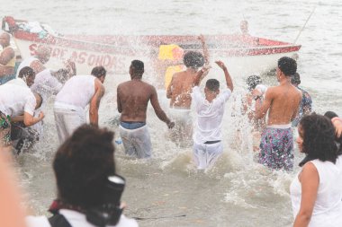 Santo Amaro, Bahia, Brezilya - 19 Mayıs 2019: Candomble üyeleri, Bahia 'nın Santo Amaro kentindeki Itapema plajında iemanja anısına törenler düzenlerken görülüyor..