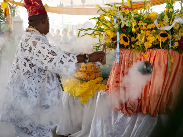 Santo Amaro, Bahia, Brezilya - 19 Mayıs 2019: Candomble halkı Bahia 'nın Santo Amaro kentindeki Bembe do Mercado festivalinde ayinler düzenlerken görülüyor.