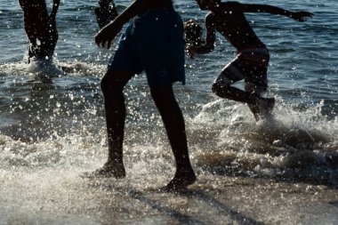 Salvador, Bahia, Brezilya - 09 Mart 2019: Gençler birlikte görüldü, Bahia 'nın Salvador kentindeki Ribirya plajında eğleniyorlardı..