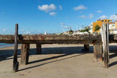 Salvador, Bahia, Brezilya - 13 Nisan 2019: Salvador, Bahia 'daki Ribeira mahallesinde yıkılan Crush köprüsünün görüntüsü.