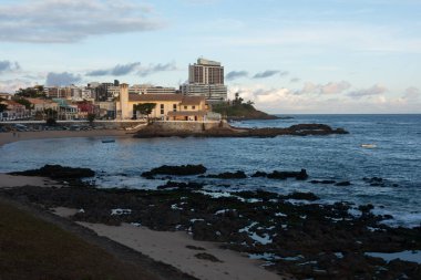 Salvador, Bahia, Brezilya - Haziran 2022: Salvador, Bahia 'da öğleden sonra Rio Vermelho plajı manzarası.