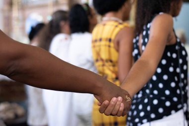 Salvador, Bahia, Brezilya - 12 Mayıs 2019: Katolik inananlar Pelourinho 'daki Rosario dos Pretos kilisesinde, Salvador, Bahia şehrinin tarihi merkezinde ayin sırasında görüldüler..