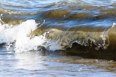 Kıyıya küçük dalgalar çarpıyor. Muhteşem bir doğa..