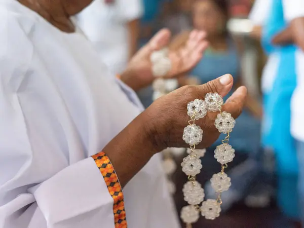 Salvador, Bahia, Brezilya - 12 Mayıs 2019: Katolik ve Candomble taraftarları köle Anastacia için Pelourinho 'daki Rosario dos Pretos kilisesinde ayin sırasında görüldüler. Bahia, Salvador şehri..