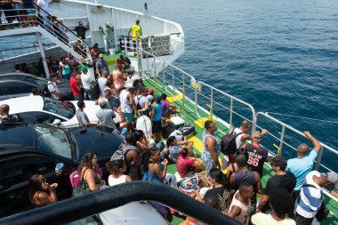Vera Cruz, Bahia, Brezilya - 30 Aralık 2018: Yolcular feribot içinde Bahia 'daki Vera Cruz terminalinde inmeyi beklerken görüldü..