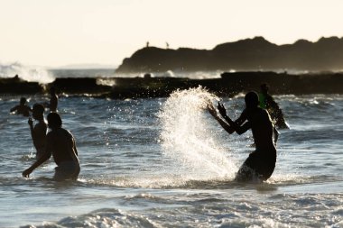 Salvador, Bahia, Brezilya - 17 Mart 2019: İnsanlar ve turistler denizde banyo yapıyor ve Bahia 'nın Salvaldor kentindeki Farol da Barra plajında eğleniyorlar.