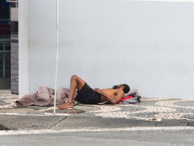Salvador, Bahia, Brezilya - 12 Mayıs 2019: Evsiz bir adam Salvador, Bahia 'nın tarihi merkezinde sokakta uyurken görüldü.
