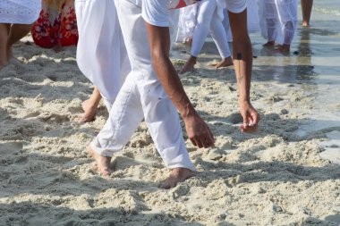 Santo Amaro, Bahia, Brezilya - 19 Mayıs 2019: Umbanda üyeleri Bahia 'nın Santo Amaro kentindeki Itapema plajında iemanja törenine katıldıkları görüldü..