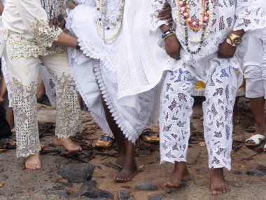 Santo Amaro, Bahia, Brezilya - 19 Mayıs 2019: Candomble üyeleri Bahia 'nın Santo Amaro kentindeki Itapema plajında iemanja törenine katılıyorlar..