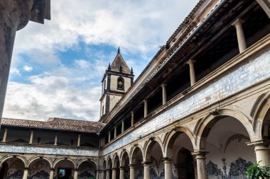 Salvador, Bahia, Brezilya - 08 Haziran 2019: Pelourinho 'daki Sao Francisco manastırının iç görünümü, tarihi Salvador, Bahia kentinin merkezi.