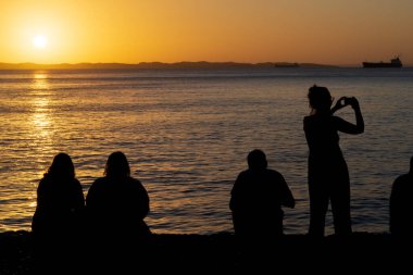 Salvador, Bahia, Brezilya - 08 Ağustos 2019: İnsanlar, siluet içinde, Salvador, Bahia kentindeki modern sanat müzesinde günbatımının keyfini çıkarırken görüldüler..
