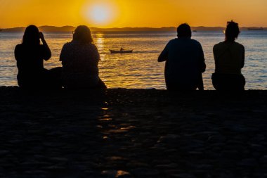 Salvador, Bahia, Brezilya - 08 Ağustos 2019: İnsanlar siluet içinde, Salvador, Bahia 'da günbatımının keyfini çıkarırken görüldü.