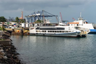 Salvador, Bahia, Brezilya - 13 Eylül 2019: Salvador, Bahia 'daki Sao Joaquim limanına yanaşan feribot görüntüsü.