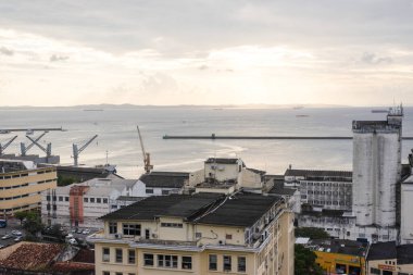 Salvador, Bahia, Brezilya - 23 Ağustos 2019: Salvador, Bahia 'daki Cidade Baixa Mahallesi ve All Saints Körfezi manzarası.