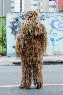 Salvador, Bahia, Brezilya - Setembro 07, 2019: Brezilya 'nın Bahia kentindeki bağımsızlık yürüyüşü sırasında bir askeri polis kamuflaj içinde görüldü.