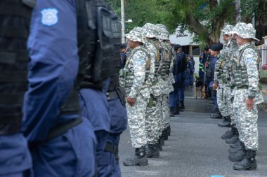 Salvador, Bahia, Brasil - Setembro 07, 2019: Brezilya 'nın Bahia kentindeki bağımsızlık geçidi sırasında askeri polis askerleri görüldü.