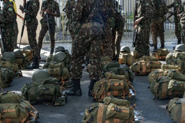 Salvador, Bahia, Brezilya - Setembro 07, 2019: Brezilya 'nın Bahia kentinde düzenlenen Bağımsızlık Günü kutlamalarında askerler dinlenirken görüldü.