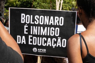 Salvador, Bahia, Brezilya - 07 Eylül 2019: Öğrenciler Brezilya Bağımsızlık Günü kutlamaları sırasında bayraklar ve posterlerle protesto ediyorlar. Salvador, Bahia.