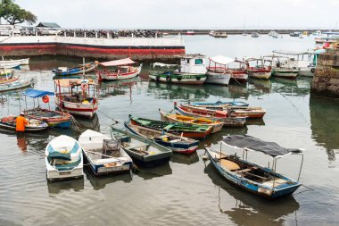 Salvador, Bahia, Brezilya - 13 Eylül 2019: Salvador, Bahia kentindeki ticaret mahallesinin limanına yanaşan çok sayıda teknenin görüntüsü.