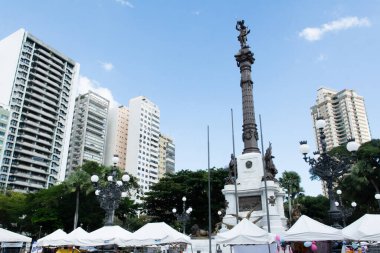 Salvador, Bahia, Brezilya - 20 Eylül 2019: Salvador, Bahia 'daki Campo Grande Meydanı' ndaki Caboclo anıtının manzarası.