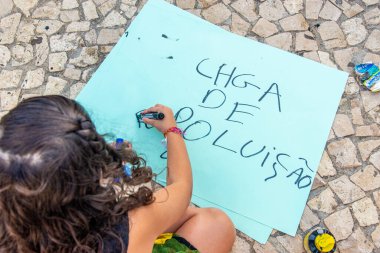 Salvador, Bahia, Brezilya - 26 Ekim 2019: İnsanlar Brezilya kıyılarındaki petrol sızıntısını Barra fenerinin önünde protesto ediyorlar. Bahia, Salvador şehri..