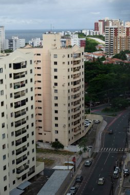 Salvador, Bahia, Brezilya - 20 Nisan 2024: Salvador, Bahia kentindeki Stiep mahallesindeki konut ve finans binalarının tepesinden görüntü.