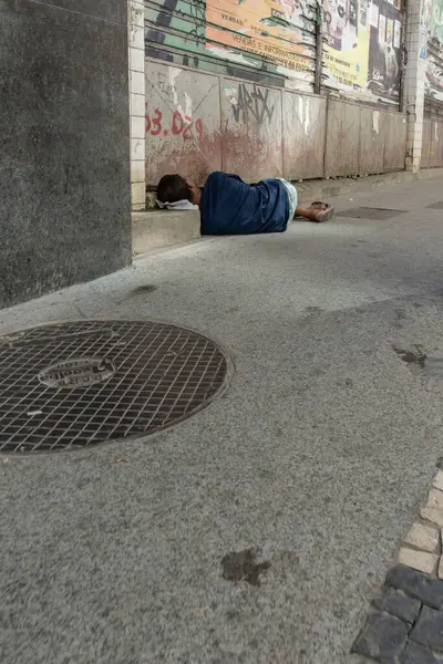 Salvador, Bahia, Brezilya - Temmuz 06, 2019: Evsiz adam, Salvador, Bahia 'nın tarihi merkezi Rua Şili' nin kaldırımında uyurken görülüyor.