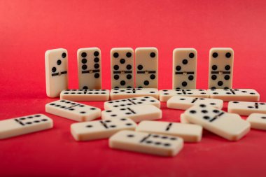 Kırmızı zemin üzerinde domino taşları. Beyaz Kemik Tahta Oyunu.