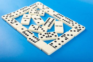 Mavi arka planda domino taşları. Beyaz Kemik Tahta Oyunu.