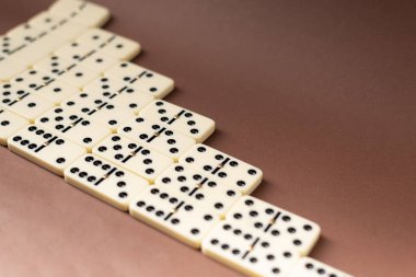 Kahverengi arka planda domino taşları. Beyaz Kemik Tahta Oyunu.