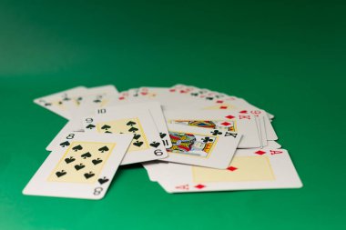 Yeşil arka planda izole edilmiş iskambil kartları. Kumar..