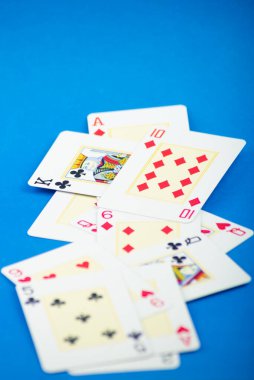 Poker ve kumar kartları, mavi arka planda izole edilmiş..