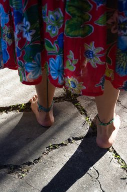 Salvador, Bahia, Brezilya - 28 Ağustos 2015: Bahia 'nın Salvador kentindeki Ribeira Mahallesi' nde ayakkabısız bir şekilde samba yapan bir kadının düşük görünümü.