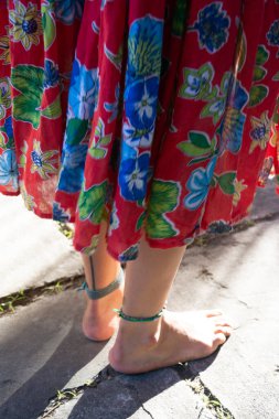 Salvador, Bahia, Brezilya - 28 Ağustos 2015: Bahia 'nın Salvador kentindeki Ribeira mahallesinde ayakkabısız olarak samba yapan bir kadının bacakları.