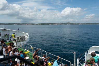 Vera Cruz, Bahia, Brezilya - 30 Aralık 2018: Yolcular feribot içinde Bahia 'daki Vera Cruz terminalinde inmeyi beklerken görüldü..