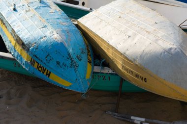 Salvador, Bahia, Brezilya - 01 Şubat 2019: Rio Vermelho sahilinde baş aşağı demirlenmiş balıkçı teknelerinin yakın çekimi. Salvador, Bahia.