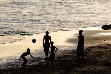 Salvador, Bahia, Brezilya - 14 Şubat 2019: Silüet içindeki gençler, Salvador, Bahia 'daki Ondina plajında plaj futbolu oynarken görülüyor.