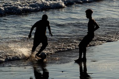 Salvador, Bahia, Brezilya - 14 Şubat 2019: İnsanlar Salvador, Bahia 'da gün batımında Ondina plajında plaj futbolu oynarken görülüyor.