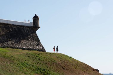 Salvador, Bahia, Brezilya - 17 Mart 2019: Salvador, Bahia 'da Farol da Barra' nın mavi gökyüzüne karşı görüntüsü.